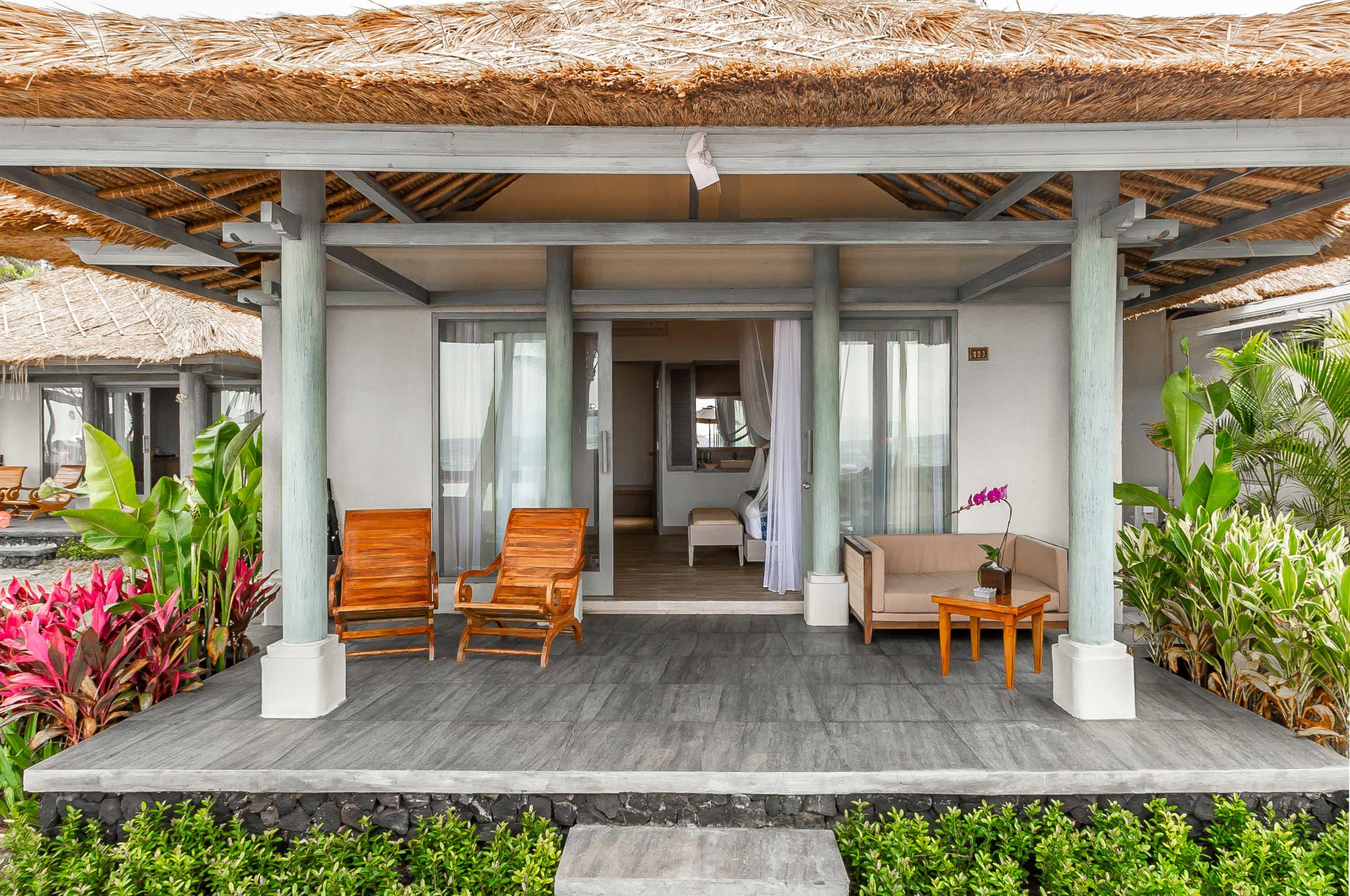 Nirwana Beach & Resort Candidasa Exterior foto A beachfront villa at the resort