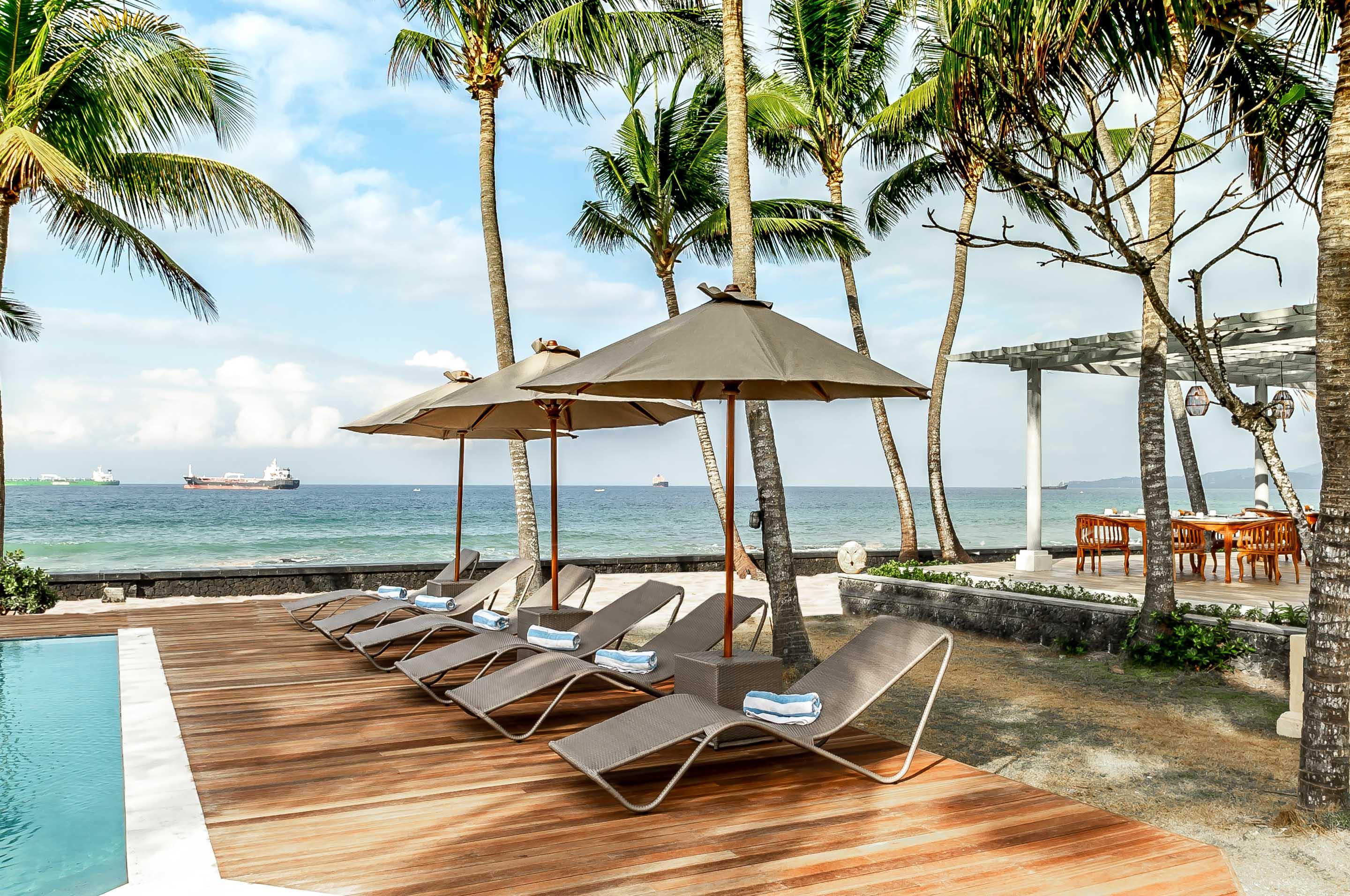 Nirwana Beach & Resort Candidasa Exterior foto Beach at the hotel