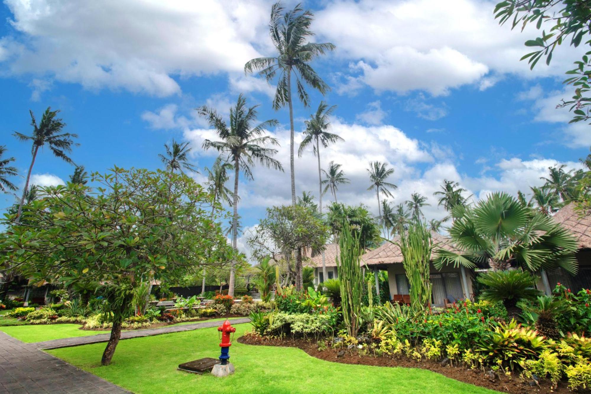 Nirwana Beach & Resort Candidasa Exterior foto The resort's grounds