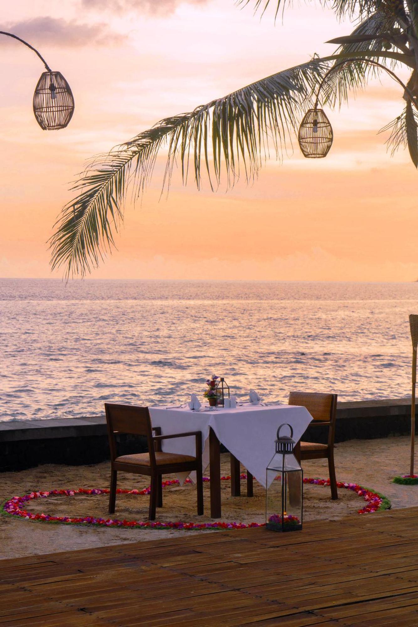 Nirwana Beach & Resort Candidasa Exterior foto Sunset at the beach