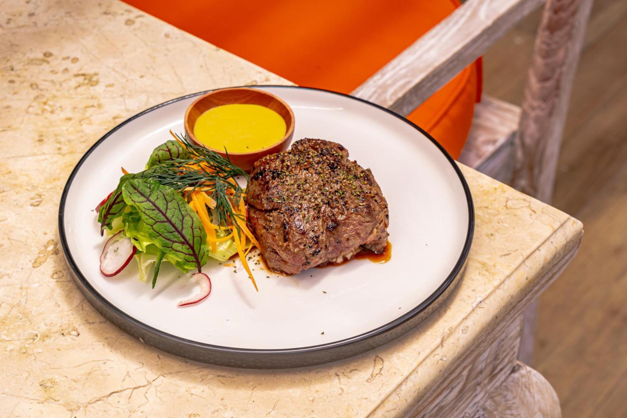 Nirwana Beach & Resort Candidasa Exterior foto A steak prepared at the restaurant