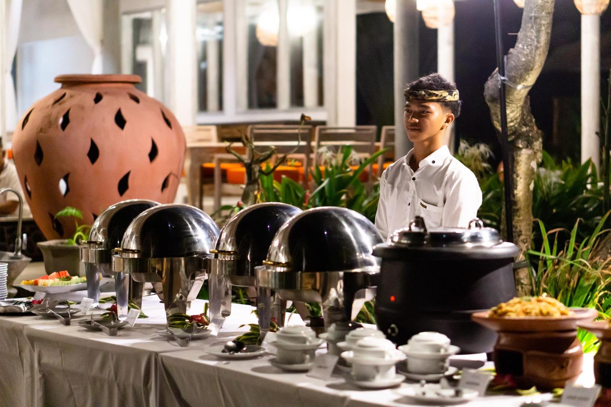 Nirwana Beach & Resort Candidasa Exterior foto A buffet at a hotel