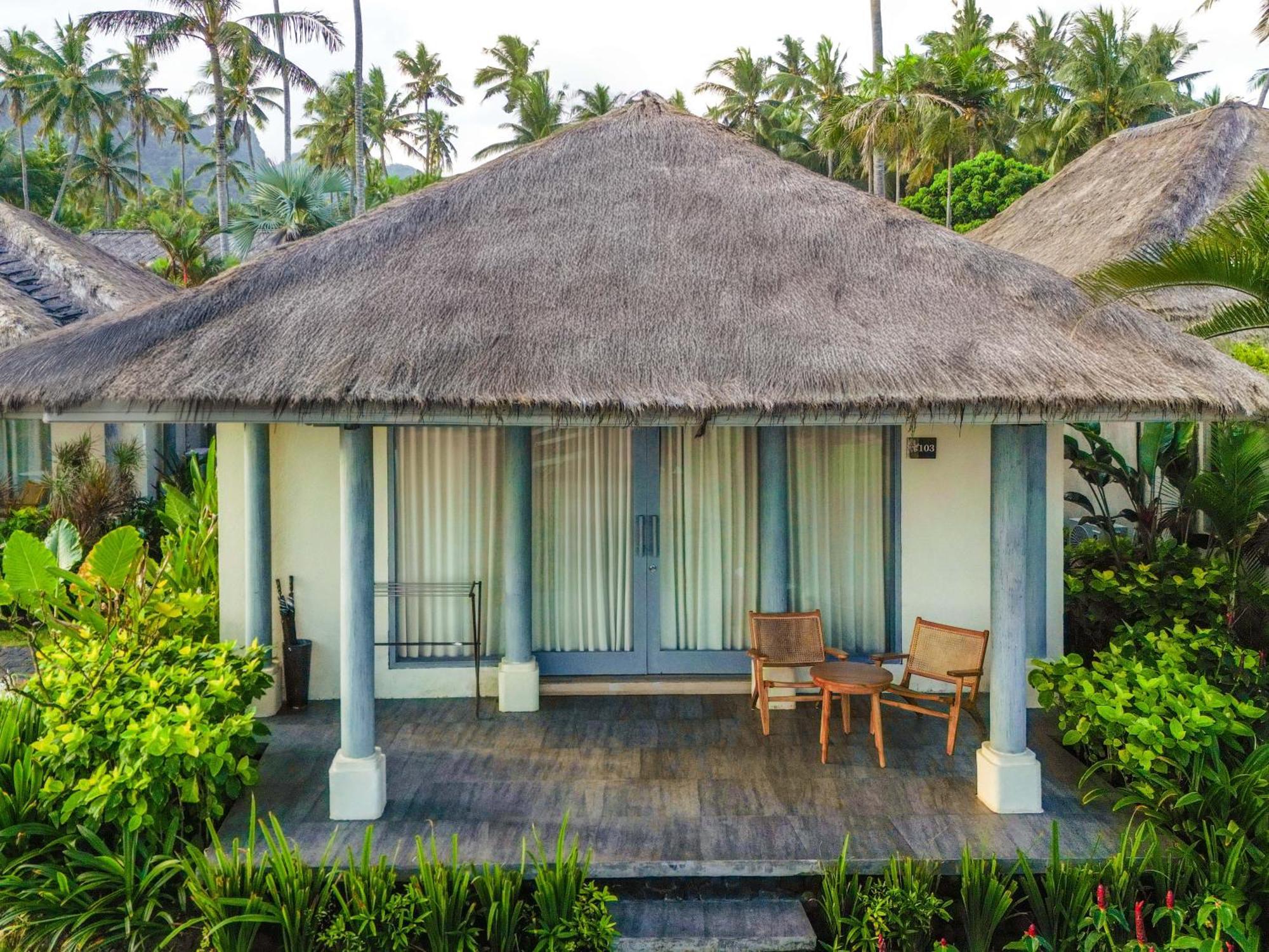 Nirwana Beach & Resort Candidasa Exterior foto A villa at the resort