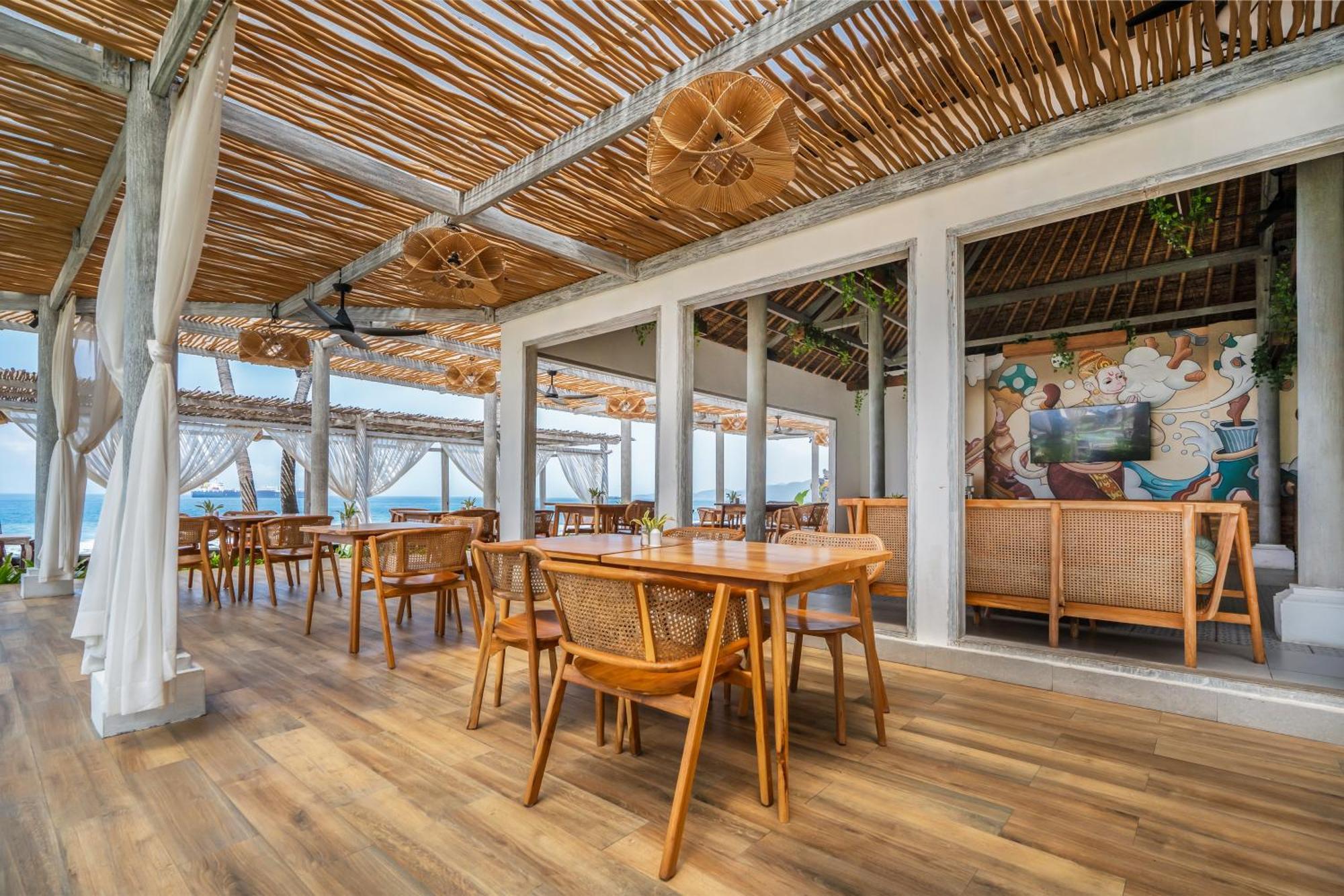Nirwana Beach & Resort Candidasa Exterior foto The interior of the restaurant