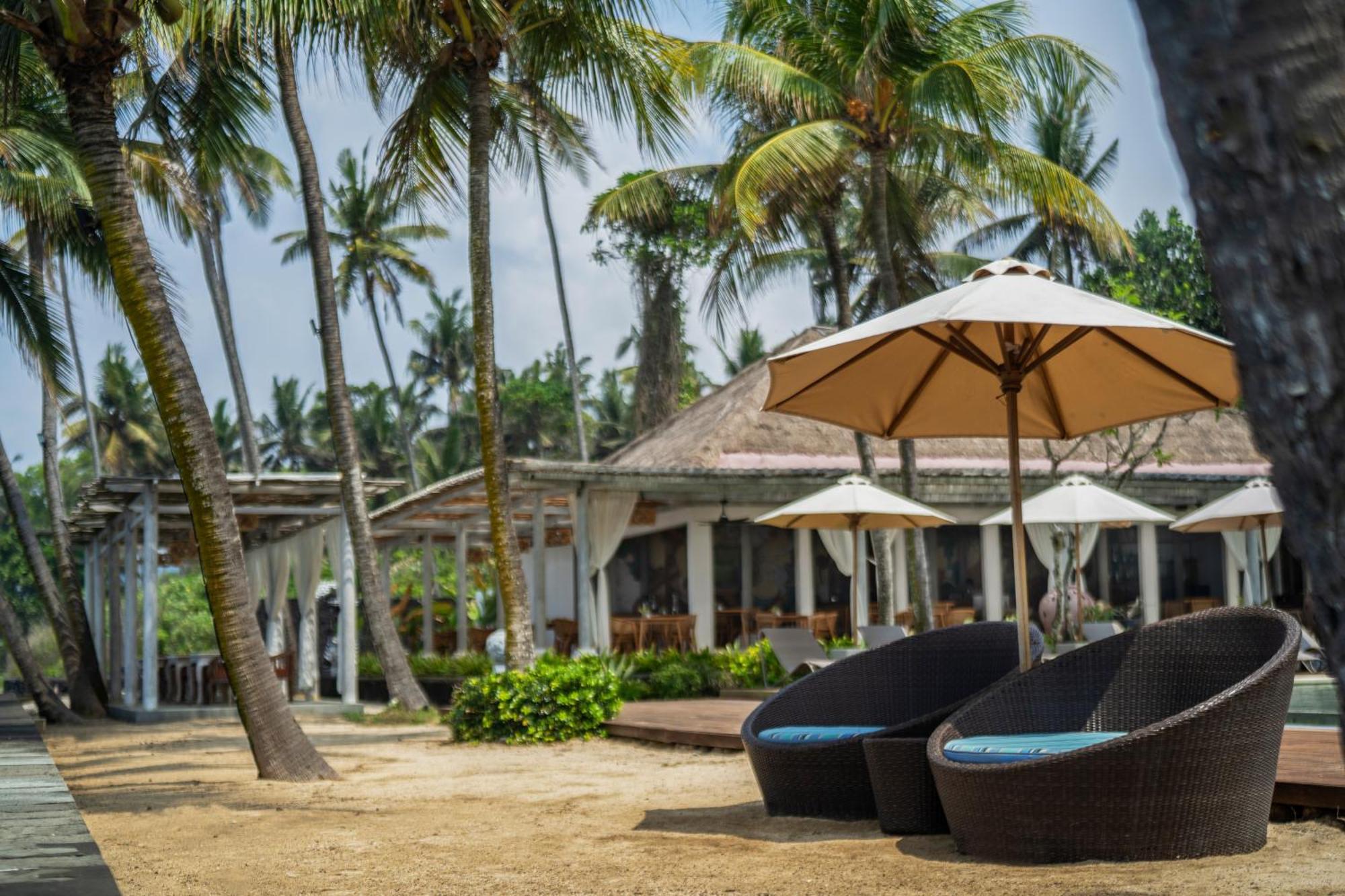 Nirwana Beach & Resort Candidasa Exterior foto The beach at the resort