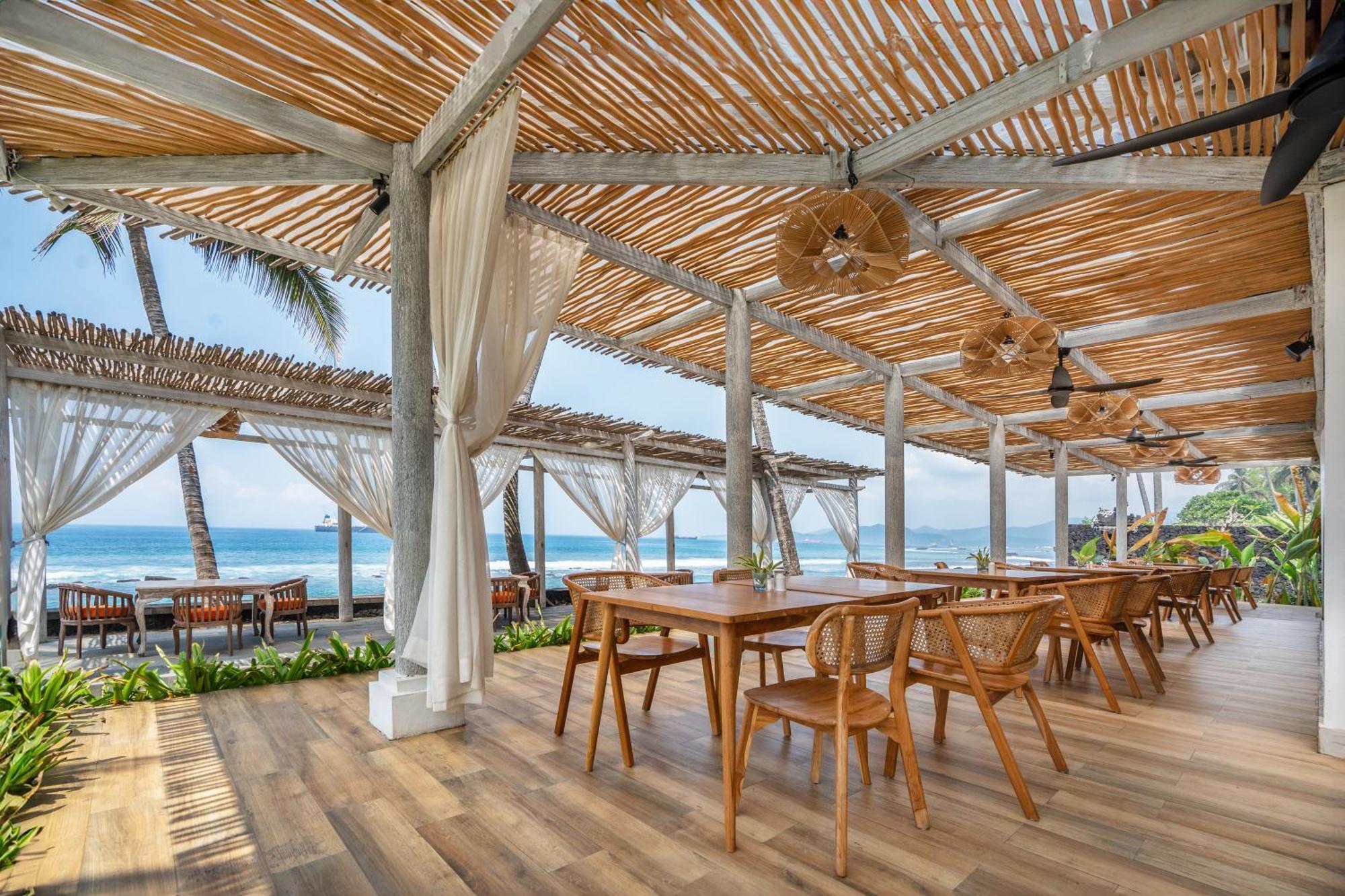 Nirwana Beach & Resort Candidasa Exterior foto The Beach Club