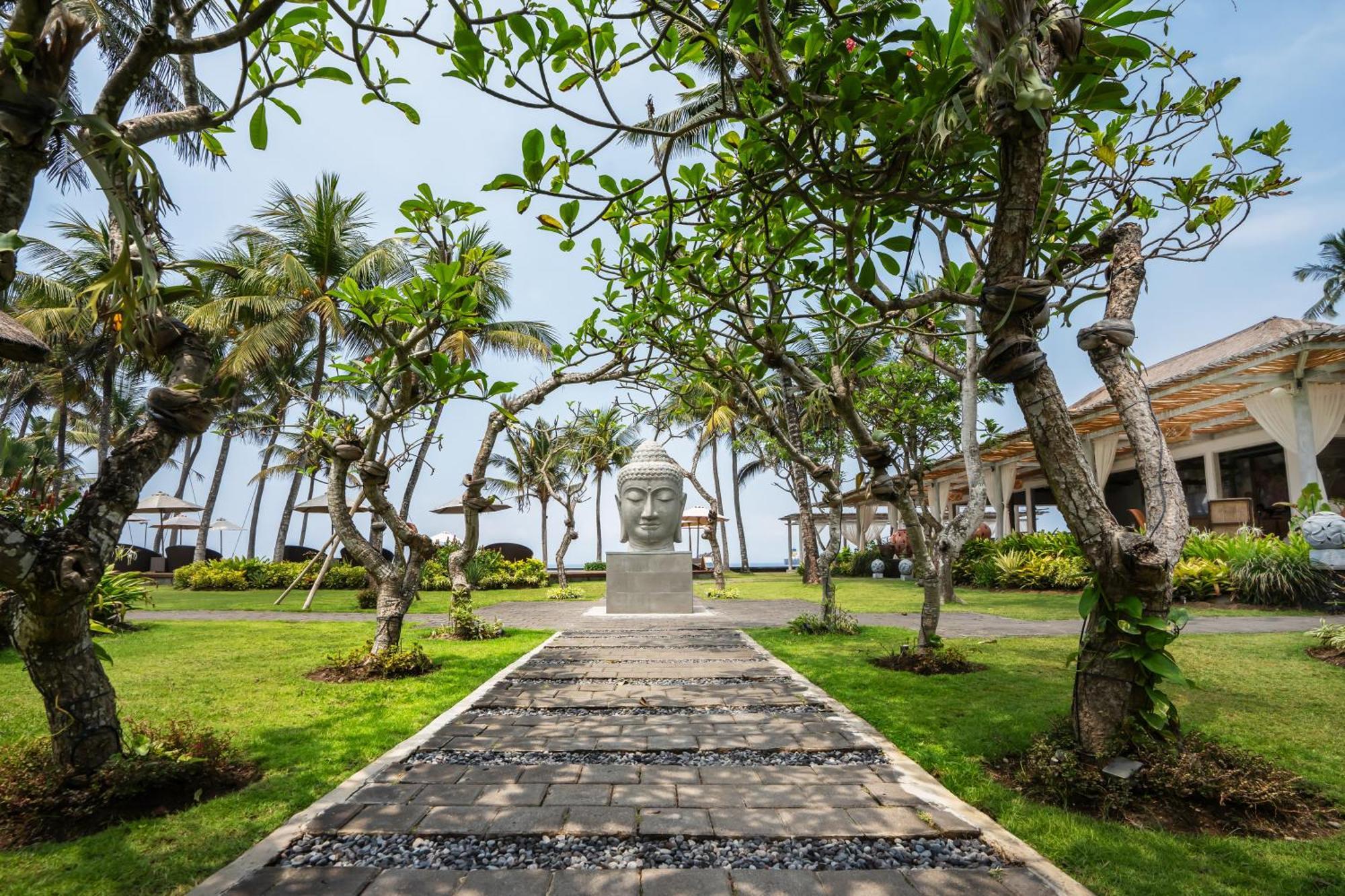 Nirwana Beach & Resort Candidasa Exterior foto The resort's gardens