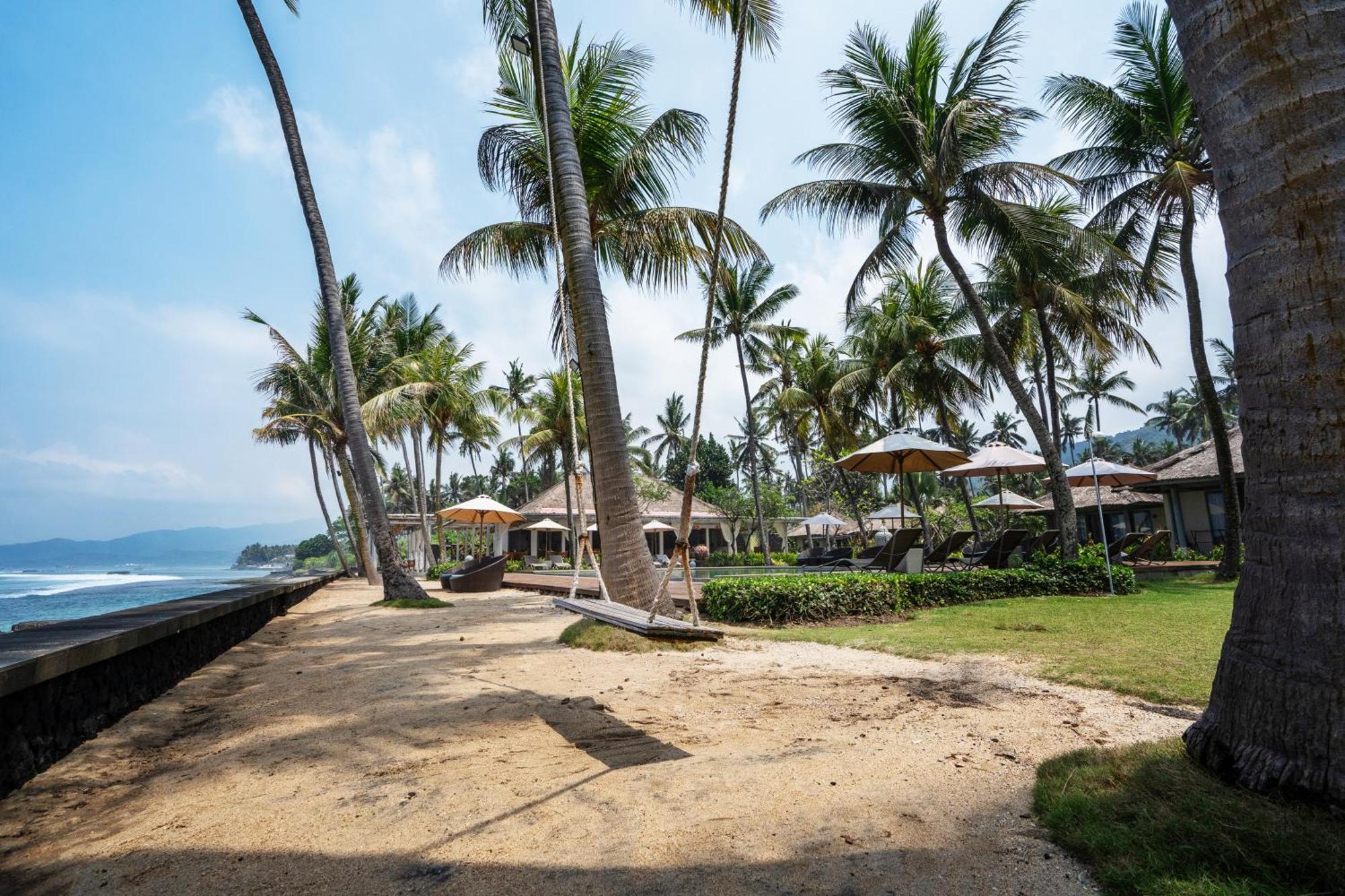 Nirwana Beach & Resort Candidasa Exterior foto The beach at the resort