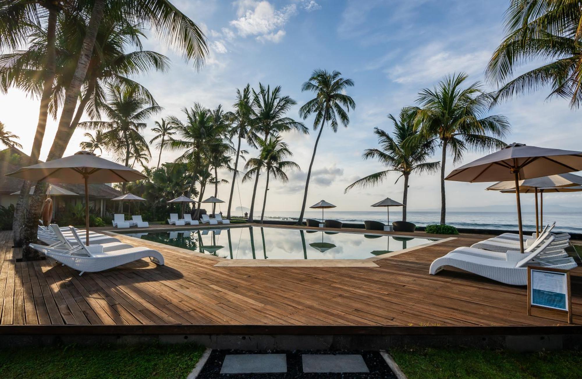 Nirwana Beach & Resort Candidasa Exterior foto The beach at the resort