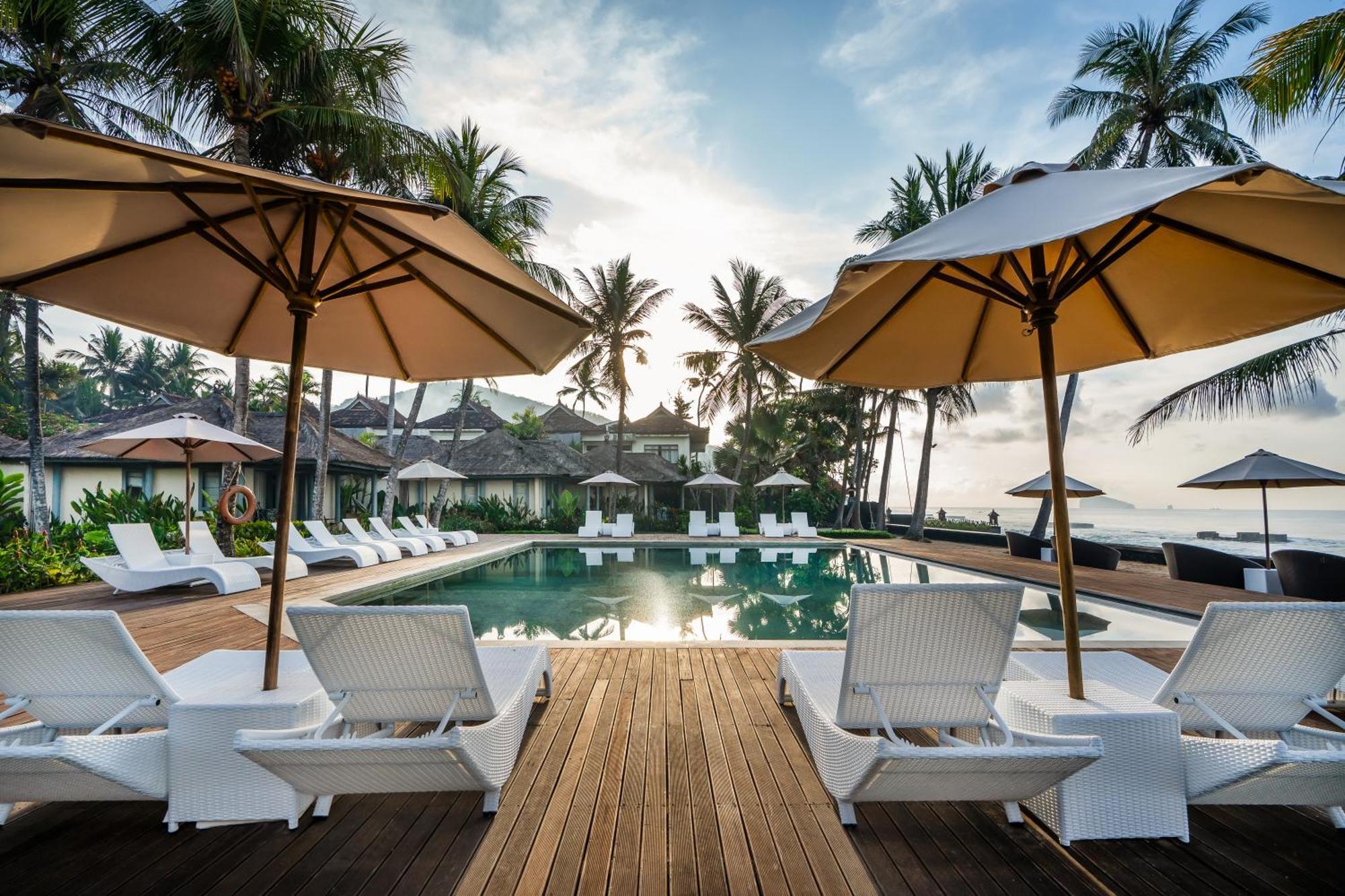 Nirwana Beach & Resort Candidasa Exterior foto The swimming pool at the resort