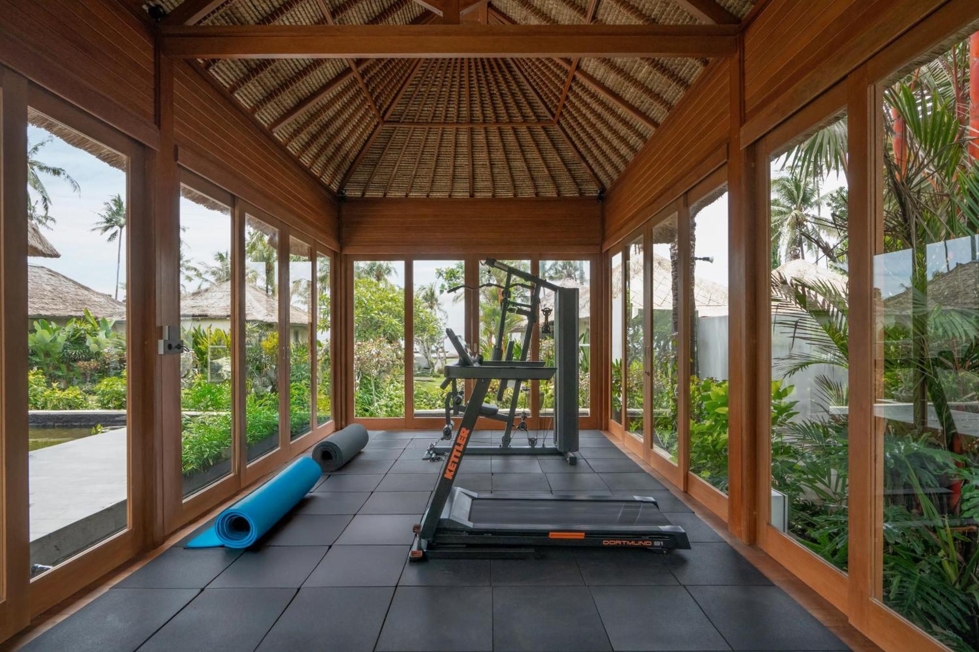 Nirwana Beach & Resort Candidasa Exterior foto The gym at the resort
