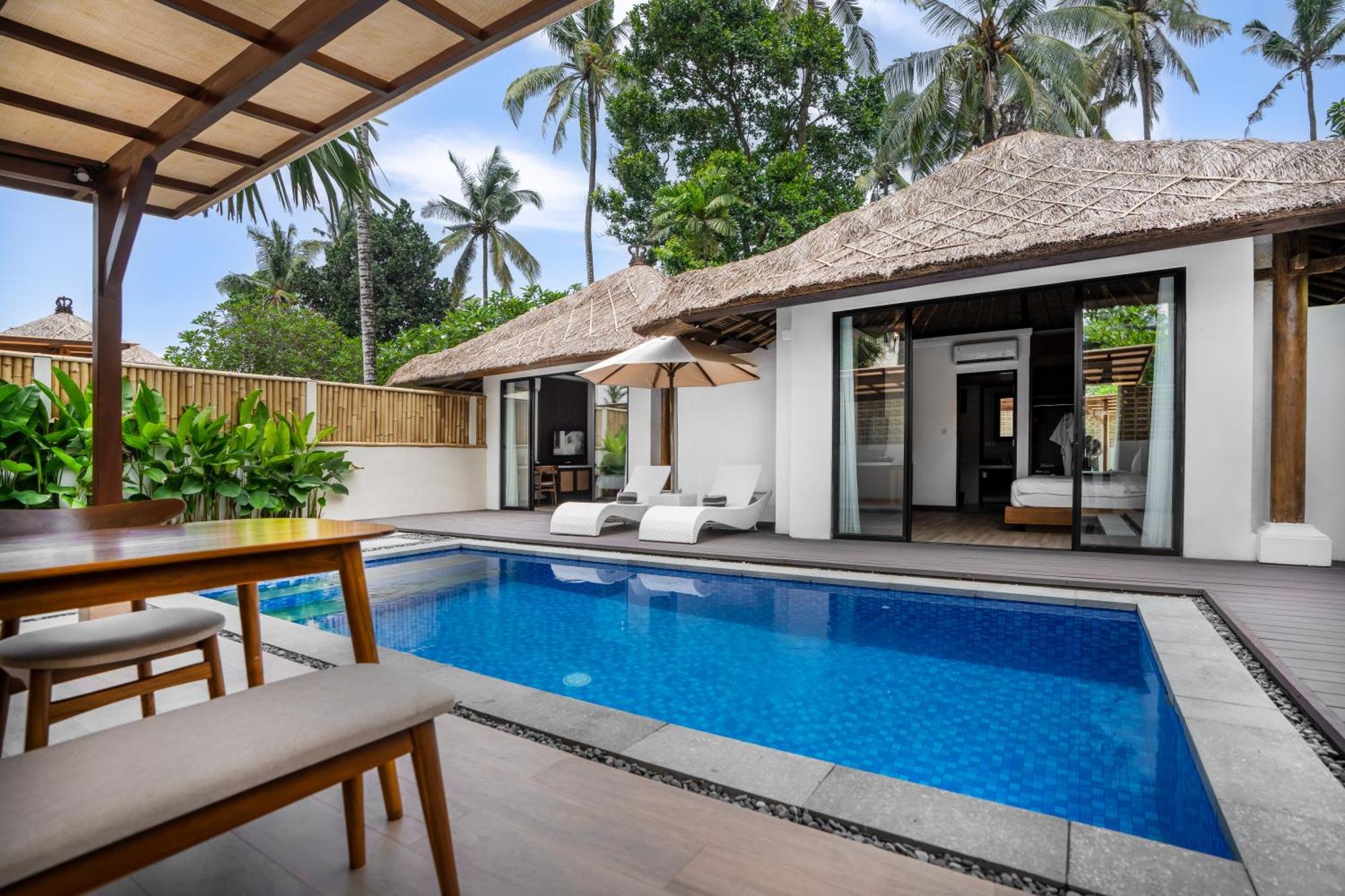 Nirwana Beach & Resort Candidasa Exterior foto A pool villa at the resort